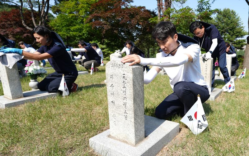 "묘비 닦으며 다짐한 나라사랑"...HS효성, 호국보훈의 달 맞아 현충원 정화 활동