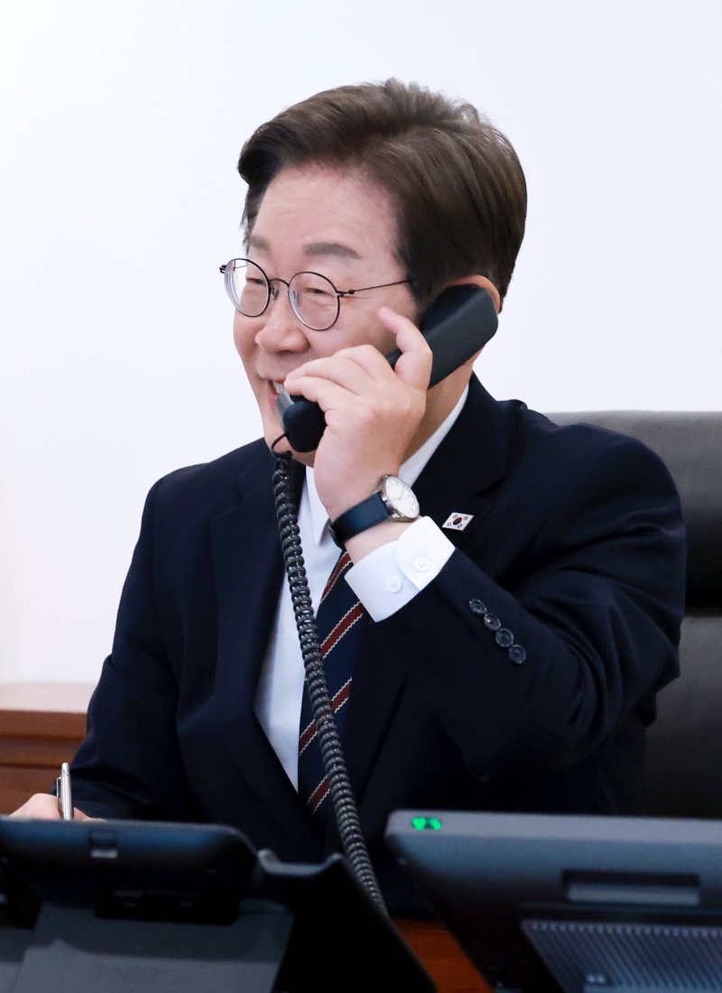 [서울=뉴시스] 고범준 기자 = 이재명 대통령이 9일 서울 용산구 대통령실 청사 집무실에서 이시바 시게루 일본 총리와 전화 통화를 위해 수화기를 들고 있다. 2025.06.09. bjko@newsis.com