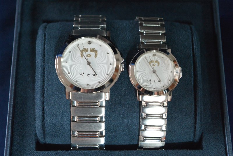 [서울=뉴시스] 청와대가 대통령 행사에서 초청한 내빈들에게 증정하기 위해 제작한 시계. 청와대를 상징하는 봉황 문양과 박근혜 전 대통령의 친필 사인이 각인되어 있다. (사진=뉴시스 DB) 2025.06.12. photo@newsis.com