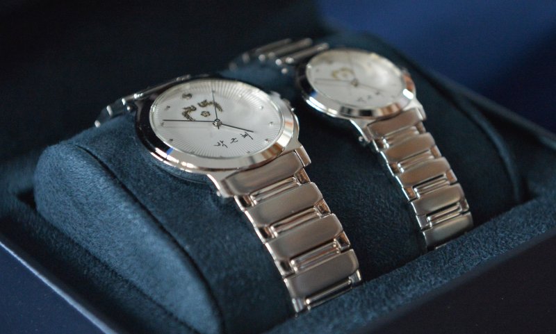 [서울=뉴시스] 청와대가 대통령 행사에서 초청한 내빈들에게 증정하기 위해 제작한 시계. 청와대를 상징하는 봉황 문양과 박근혜 전 대통령의 친필 사인이 각인되어 있다. (사진=뉴시스 DB) 2025.06.12. photo@newsis.com