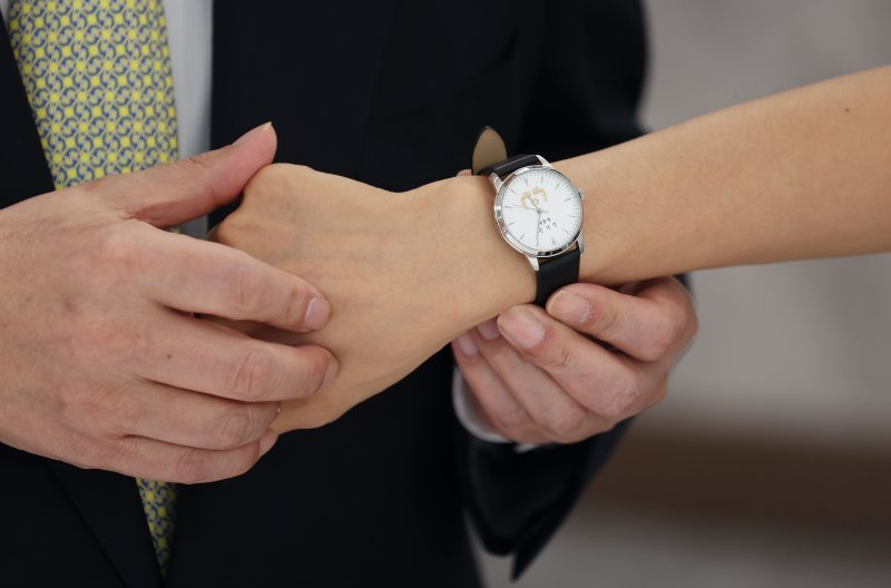 [서울=뉴시스] 윤석열 전 대통령이 지난 2022년 5월 25일 서울 용산 대통령실 청사 대접견실에서 열린 대통령 기념 시계 증정식에서 국민희망대표 20인 중 WBC 피트니스 대회 4관왕을 수상한 외팔 보디빌더 김나윤 씨에게 대통령 기념 시계를 증정하고 있다. (사진=대통령실 제공) 2025.06.12. photo@newsis.com *재판매 및 DB 금지