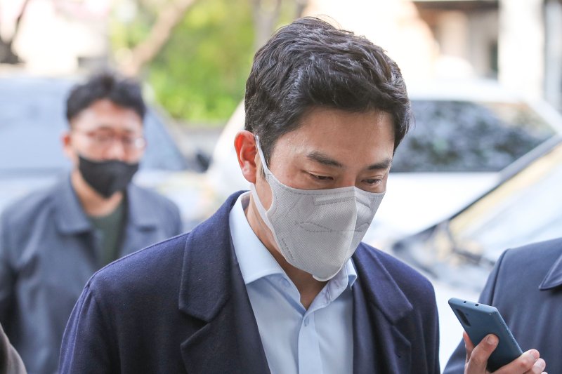 [서울=뉴시스] 권창회 기자 = 11일 법조계에 따르면 서울고법 형사13부(부장판사 백강진·김선희·유동균)는 이날 특정경제범죄 가중처벌 등에 관한 법률 위반(사기) 등 혐의를 받는 안씨의 보석 청구를 인용했다. 사진은 배우 성유리의 남편인 프로골퍼 안성현씨가 2023년 4월 7일 오전 서울 양천구 서울남부지방법원에서 열린 구속 전 피의자심문(영장실질심사)에 출석하는 모습. 2023.04.07. kch0523@newsis.com