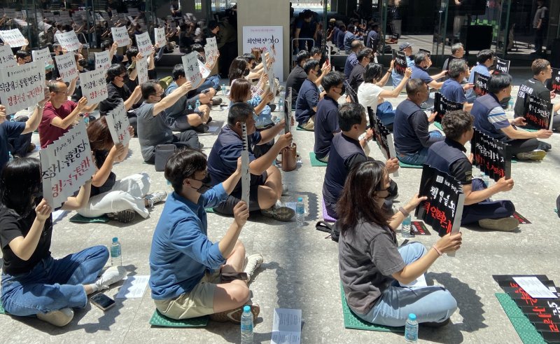전국화학섬유식품산업노동조합(화섬식품노조) 네이버지회 '공동성명'이 11일 경기 성남시 네이버 제2 사옥 1784에서 최 대표 복귀 반대 2차 집회를 열었다. 2025.06.11. ⓒ 뉴스1 신은빈 기자