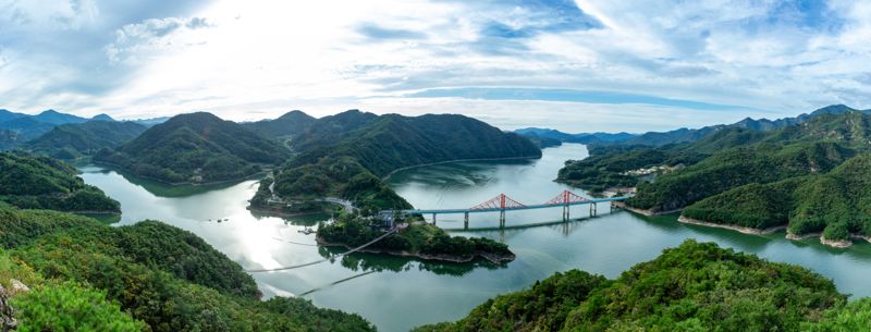 크보벳 옥순봉 출렁다리(왼쪽)와 옥순대교