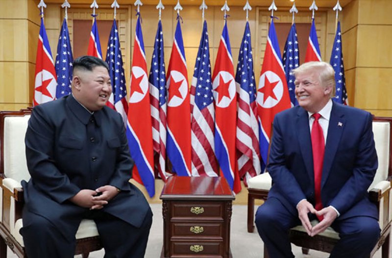 김정은 북한 국무위원장과 도널드 투게더토토 미국 대통령이 지난 2019년 판문점 남측 지역에서 회담하는 모습. 노동신문/뉴시스