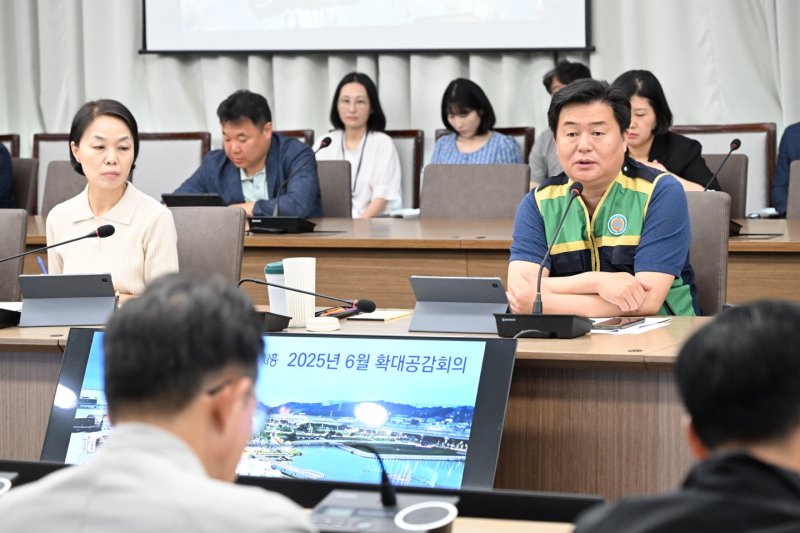 [시흥=뉴시스] '확대공감회의'에 참석한 임병택 시장이 철저한 자연재난 대응을 주문하고 있다.(사진=시흥시 제공). 2025.06.12.photo@newsis.com
