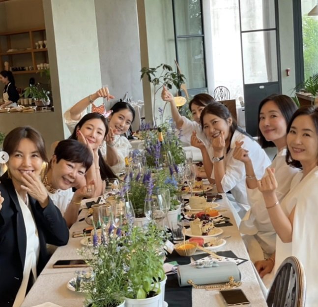 "30년 친구들"…최지우 생일파티에 여배우 총출동