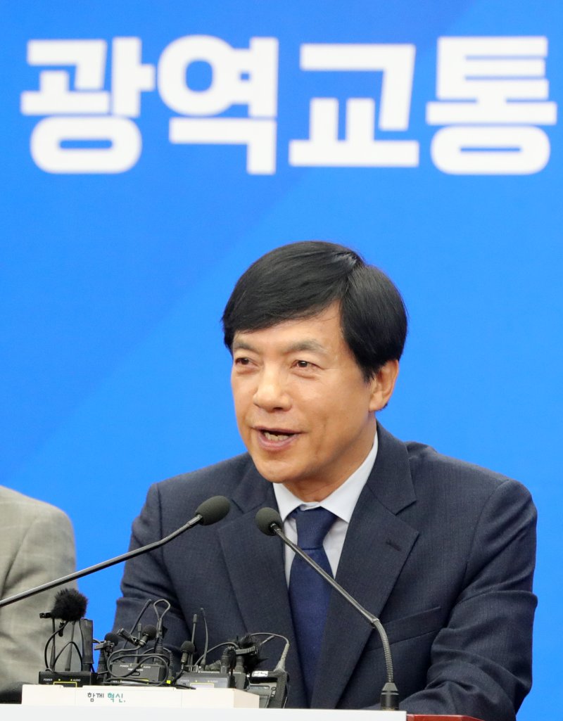 이성윤 더불어민주당 국회의원이 22일 전북자치도 전주시 전북특별자치도청에서 대광법 개정안 공포 관련 발언을 하고 있다. 2025.4.22/뉴스1 ⓒ News1 유경석 기자