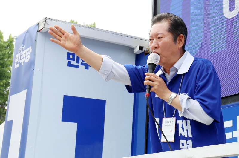 정청래 더불어민주당 골목골목 선대온라인카지노이 31일 전북 전주시 풍남문광장에서 유세 차량에 올라 이재명 후보 지지를 호소하고 있다. 2025.5.31/뉴스1 ⓒ News1 유경석 기자