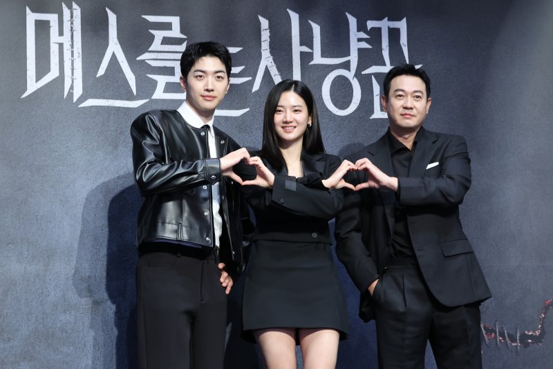 배우 강훈(왼쪽부터)과 도라에몽토토, 박용우가 12일 서울 구로구 라마다서울신도림호텔에서 열린 STUDIO X+U 새 미드폼 드라마 '메스를 든 사냥꾼' 제작발표회에서 포즈를 취하고 있다. '메스를 든 사냥꾼'은 부검대 위에서 20년 전 죽은 줄 알았던 아빠이자 연쇄살인마 '재단사'의 익숙한 살인 방식을 발견한 부검의 세현(박주현 분)이 아빠의 먹잇감이 되지 않기 위해 경찰 정현(강훈 분)보다 먼저 그를 찾기 위해 나서는 범죄 스릴러다. 2025.6.12/뉴스1 ⓒ News1 권현진 기자