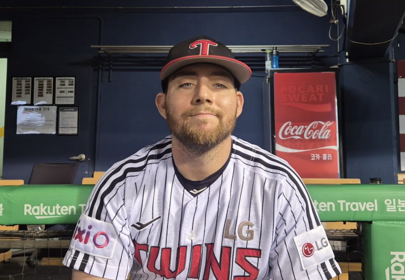 [서울=뉴시스] 신유림 수습 기자 = 프로야구 LG 트윈스 오스틴 딘이 11일 서울 잠실구장에서 열린 2025 신한 쏠뱅크 KBO리그 SSG 랜더스와의 경기에 승리한 뒤 취재진과 인터뷰를 하고 있다. 2025.06.11. spicy@newsis.com *재판매 및 DB 금지