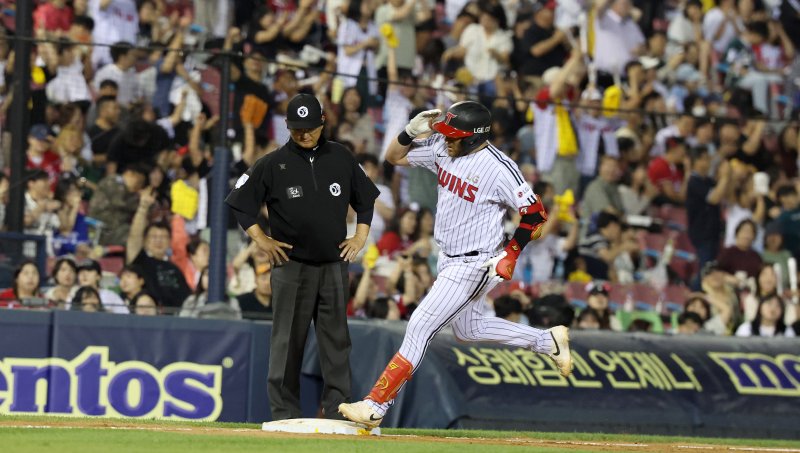 [서울=뉴시스] 김선웅 기자 = 11일 서울 송파구 잠실야구장에서 열린 2025 프로야구 SSG 랜더스와 LG 트윈스의 경기, 7회말 1사 주자 1루 상황, LG 3번타자 오스틴이 좌월 2점 홈런을 날린 뒤 홈으로 향하고 있다. 2025.06.11. mangusta@newsis.com