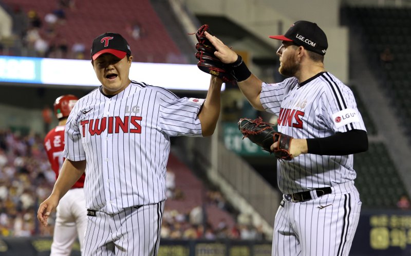 [서울=뉴시스] 김선웅 기자 = 11일 서울 송파구 잠실야구장에서 열린 2025 프로야구 SSG 랜더스와 LG 트윈스의 경기, 8회초 LG 교체투수 장현식이 투구를 마치고 더그아웃으로 복귀하며 오스틴과 하이파이브를 하고 있다. 2025.06.11. mangusta@newsis.com