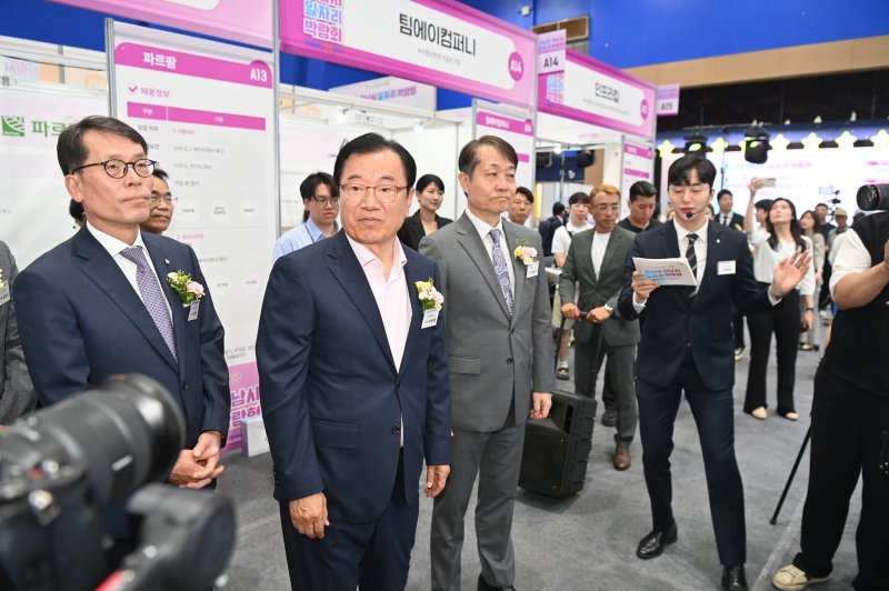 이현재 경기 칼리토토장이 11일 열린 '2025 하남시 일자리박람회'를 찾아 현장을 둘러보고 있다.(하남시 제공. 재판매 및 DB 금지)/뉴스1