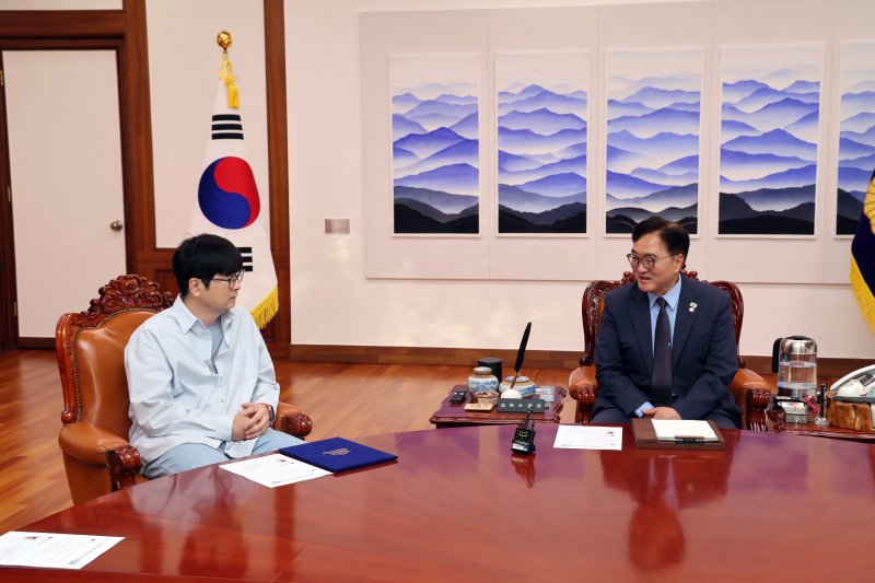 "김흥국에게 '임을 위한 행진곡' 부탁할까"…대통령 임명식 맡은 탁현민의 고민
