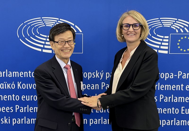 한국무역협회는 윤진식 회장이 지난 10일까지 벨기에 브뤼셀을 방문해 對EU 통상 아웃리치 활동을 전개했다고 11일 밝혔다. 윤진식 한국무역협회 회장이 지난 6일(현지시간) 벨기에 브뤼셀에서 마리-피에르 베드렌느 유럽의회 국제통상위원회 의원과 면담을 마치고 기념 촬영을 하고 있다. (한국무역협회 제공. 재판매 및 DB 금지) 2025.6.11/뉴스1 ⓒ News1 이연주 기자