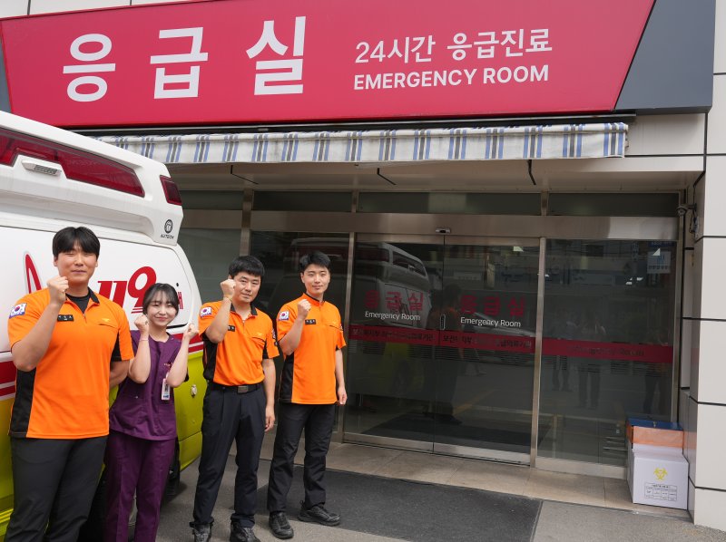 구급차로 응급이송 중 임신부의 새 생명 출산을 도운 경산소방서 중앙119안전센터 토토사이트추천들과 의료진 (사진=경산소방서 제공) *재판매 및 DB 금지
