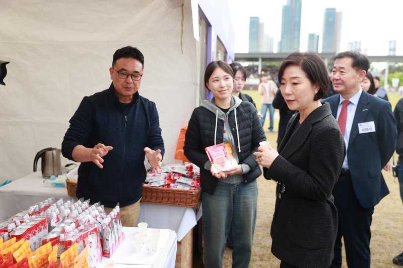 [서울=뉴시스] 최진석 기자 = 오영주 중소벤처기업부 장관이 지난달 3일 세종 중앙공원에서 열린 동행축제 개막식에 참석해 판매 부스를 둘러보고 있다. (사진=중소벤처기업부 제공) 2025.05.04. photo@newsis.com *재판매 및 DB 금지