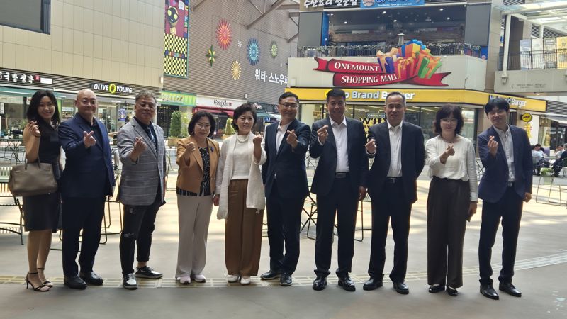 이재명 정부 출범이후 처음으로 중국 지방정부 고위급 인사들이 12일 방한해 한중 민간분야 협력을 총괄하는 (사)한중글로벌협회 우수근 회장(오른쪽 다섯번째)과 경기 고양시내 한 음식점에서 오찬 회동을 갖고 손가락 하트 모양을 그리고 기념촬영을 하고 있다. 왼쪽 다섯번째가 양안디 중국 지린성 부성장이다. 한중글로벌협회 제공