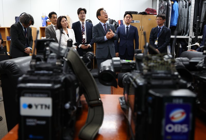 [서울=뉴시스] 최진석 기자 = 이재명 대통령이 12일 서울 용산 대통령실 영상기자실을 찾아 내부를 살펴보고 있다. 2025.06.12. myjs@newsis.com