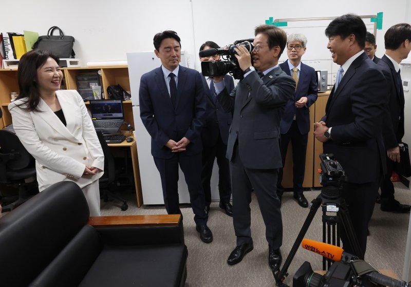 [서울=뉴시스] 최진석 기자 = 이재명 대통령이 12일 서울 용산 대통령실 영상기자실을 방문해 영상카메라로 강유정 대변인을 촬영하고 있다. 2025.06.12. myjs@newsis.com