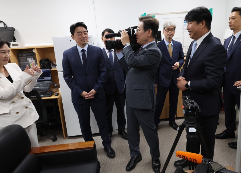 [서울=뉴시스] 최진석 기자 = 이재명 대통령이 12일 서울 용산 대통령실 영상기자실을 방문해 영상카메라로 강유정 대변인을 촬영하고 있다. 2025.06.12. myjs@newsis.com