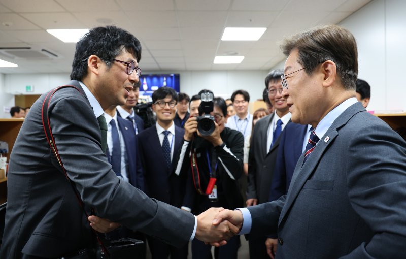 [서울=뉴시스] 최진석 기자 = 이재명 대통령이 12일 서울 용산 대통령실 사진기자실을 방문해 사진기자들과 악수하고 있다. 2025.06.12. myjs@newsis.com