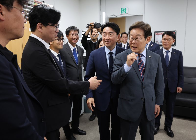 [서울=뉴시스] 최진석 기자 = 이재명 대통령이 12일 서울 용산 대통령실 사진기자실을 방문해 사진기자들과 인사를 나누고 있다. 2025.06.12. myjs@newsis.com