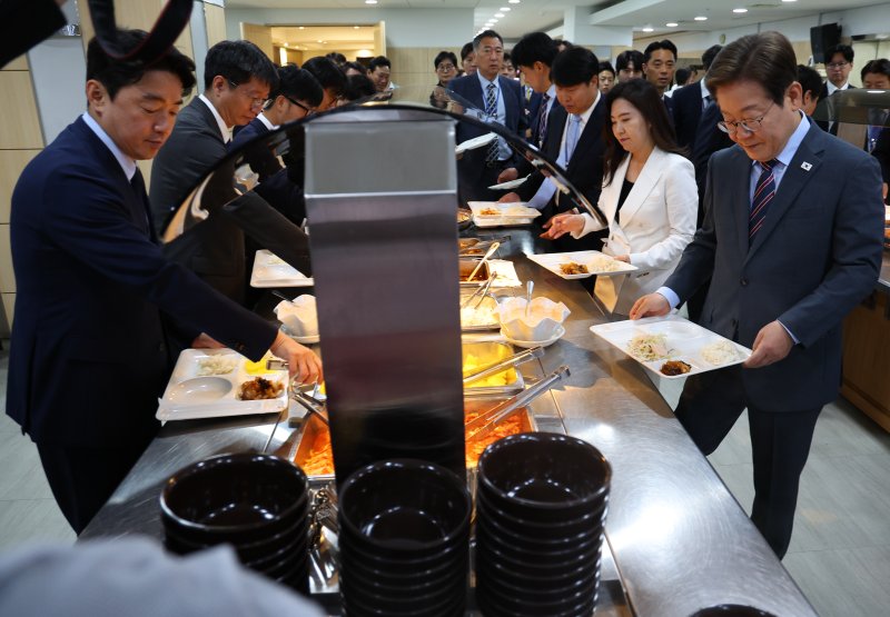 [서울=뉴시스] 최진석 기자 = 이재명 대통령이 12일 서울 용산 대통령실 구내식당에서 사진 영상 기자들과 점심 식사를 위해 식판에 음식을 담고 있다. 2025.06.12. myjs@newsis.com