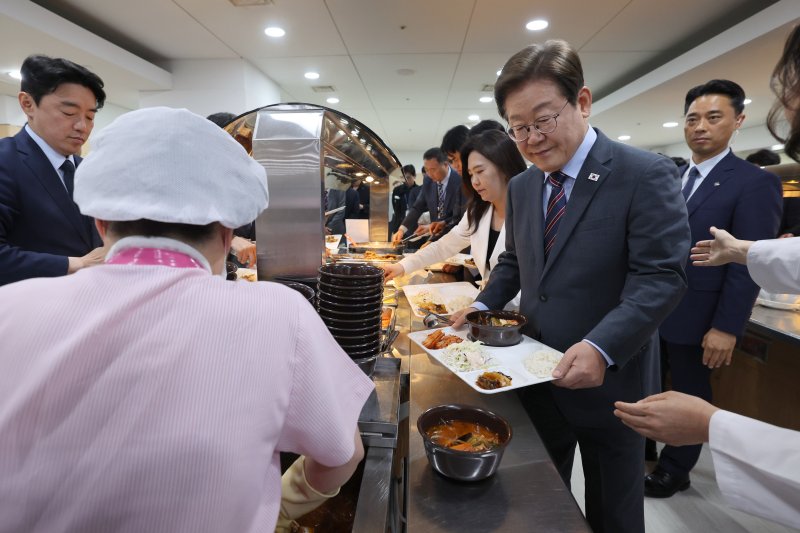 [서울=뉴시스] 최진석 기자 = 이재명 대통령이 12일 서울 용산 대통령실 구내식당에서 사진 영상 기자들과 점심 식사를 위해 식판에 음식을 담고 있다. 2025.06.12. myjs@newsis.com