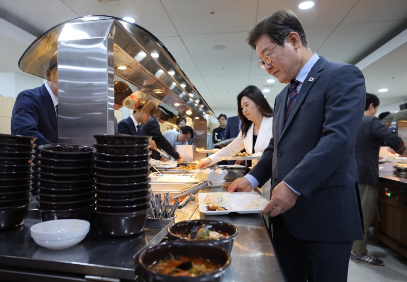 [서울=뉴시스] 최진석 기자 = 이재명 대통령이 12일 서울 용산 대통령실 구내식당에서 사진 영상 기자들과 점심 식사를 위해 식판에 음식을 담고 있다. 2025.06.12. myjs@newsis.com