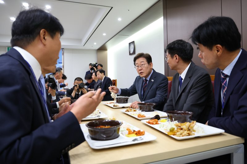 [서울=뉴시스] 최진석 기자 = 이재명 대통령이 12일 서울 용산 대통령실 구내식당에서 사진 영상 기자들과 점심 식사를 하며 대화를 나누고 있다. 2025.06.12. myjs@newsis.com