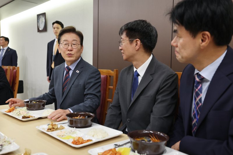 [서울=뉴시스] 최진석 기자 = 이재명 대통령이 12일 서울 용산 대통령실 구내식당에서 사진 영상 기자들과 점심 식사에 앞서 대화를 나누고 있다. 2025.06.12. myjs@newsis.com