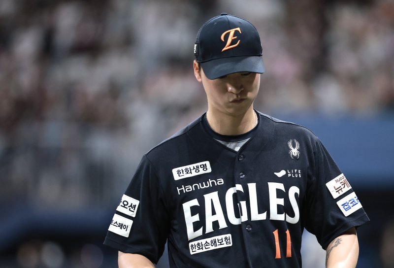 [서울=뉴시스] 정병혁 기자 = 9일 서울 구로구 고척스카이돔에서 열린 2025 KBO리그 바카라사이트 비타임 이글스 대 키움 히어로즈의 경기, 4회말 무사 주자없는 상황 교체된 바카라사이트 비타임 투수 엄상백이 덕아웃을 향하고 있다. 2025.05.09. jhope@newsis.com