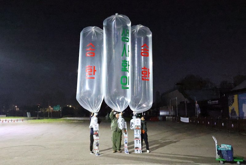 최성룡 납북자가족모임 대표를 비롯한 회원들이 지난 4월 대북전단을 스피드 바카라 사이트하고 있는 모습. (납북자가족모임 제공. 재판매 및 DB금지) 2025.4.27/스피드 바카라 사이트1