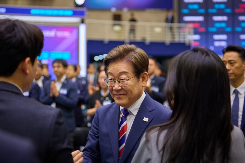[서울=뉴시스] 이재명 대통령이 지난 11일 서울 영등포구 한국거래소에서 열린 주식시장 불공정거래 근절을 위한 현장 간담회에서 참석자와 악수하고 온라인 바카라. (사진=이재명 대통령 SNS) 2025.06.12. photo@newsis.com *재판매 및 DB 금지