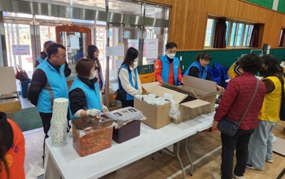 국제로타리 3600지구 안성 1·2지역 로타리 클럽은 지난 3월 안동서부초등학교를 찾아 합동 희망나눔 급식봉사를 실시했다 / 사진제공=로타리코리아