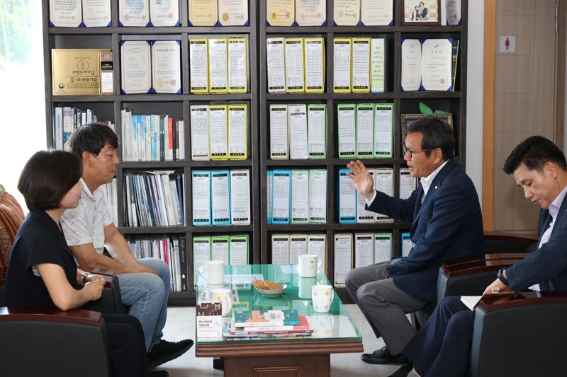 김홍규 강릉시장이 12일 주문진농공단지를 방문, 수의계약 업체들로부터 의견을 청취하고 있다. 강릉시 제공