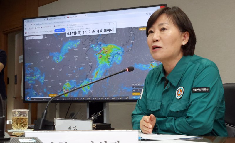 [세종=뉴시스] 강종민 기자 = 송미령 농림축산식품부 장관이 12일 세종시 라이브스코어 바카라사이트세종청사 농업재해대책상황실에서 장마 대비 추진상황 점검 회의를 주재하고 있다. 2025.06.12. ppkjm@newsis.com