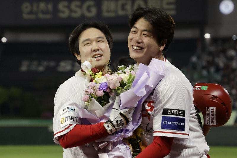 [인천=뉴시스] 최동준 기자 = 13일 인천SSG 랜더스필드에서 열린 2025 KBO리그 NC 다이노스와 SSG 랜더스의 경기, 6회말 2사 1루 상황 SSG 최정이 500호 홈런을 친 뒤 김광현과 포옹하고 있다. 2025.05.13. photocdj@newsis.com
