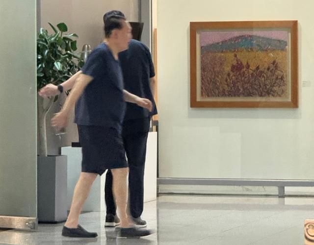 '경찰출석 불응' 윤석열, 반팔 반바지 차림으로 상가서 목격 [포착]