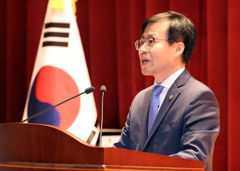 [세종=뉴시스] 강종민 기자 = 여한구 신임 산업통상자원부 통상교섭인기있는바카라사이트은 한일이 미국에 자동차 관세에 대한 예외 조치를 요구해야 한다고 밝혔다. 사진은 여 인기있는바카라사이트이 12일 세종시 정부세종청사에서 열린 취임식에서 취임사를 하고 있는 모습. 2025.06.12. ppkjm@newsis.com