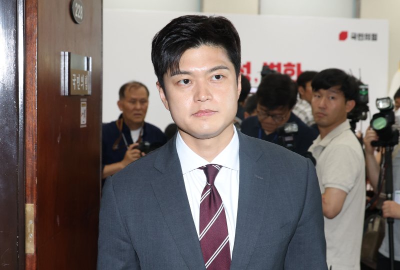 메이저 바카라 국민의힘 비상대책위원장이 12일 오전 서울 여의도 국회에서 '검찰해체 4법'과 관련해 입장을 밝히는 기자회견을 마친뒤 이동하고 있다. 지난 11일 더불어민주당은 검찰청 폐지와 권한 분리를 골자로 한 4개 법안을 발의했다. 2025.6.12/메이저 바카라1 ⓒ News1 이광호 기자