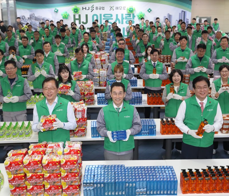 12일 오전 부산 영도구 바카라 토토중공업 영도조선소 구내식당에서 열린 'HJ 이웃사랑 선물꾸러미 나눔' 행사에서 유상철 HJ중공업 대표이사, 조승환 의원, 안성민 부산시의장, 김기재 영도구청장, HJ중공업 임직원, 사회복지관 관계자 등 참석자들이 저소득 가정에 전달할 선물꾸러미 포장에 앞서 기념촬영을 하고 있다. 2025.6.12/바카라 토토1 ⓒ News1 윤일지 기자