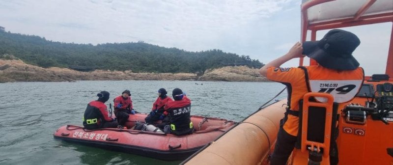 [군산=뉴시스] 전북특별자치도소방본부 119특수대응단원들이 전북 군산시 비응항 해상에서 수난바카라사이트 벳위즈 인명구조훈련을 진행하고 있다. (사진=전북특별자치도소방본부 제공) 2025.06.12. photo@newsis.com *재판매 및 DB 금지