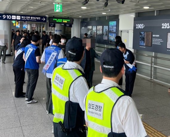 "불법촬영은 범죄"...코레일, 대전역서 '안전한 역 만들기' 캠페인