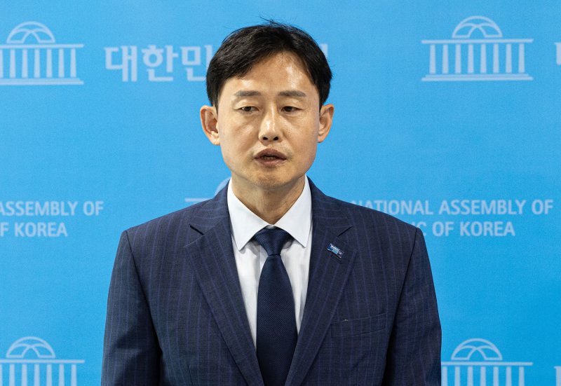 윤재관 조국혁신당 대변인이 12일 오후 서울 여의도 국회 소통관에서 특검 후보 추천 관련 브리핑을 하고 있다. 2025.6.12/뉴스1 ⓒ News1 이재명 기자