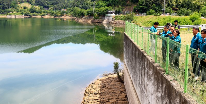 송미령 농림축산식품부 장관이 지난 12일 충남 공주 정안저수지를 찾아 여름철 집중호우 대비 저수지 수위조절 현황과 시설물 작동상태, 스피드 바카라 사이트 조치사항 등을 점검하고 있다. 농식품부
