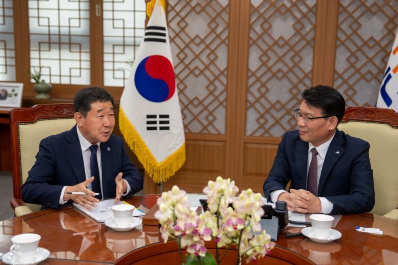 이재영 바카라가 12일 한국농어촌공사 김인중 사장을 만나 증평의 주요 농정 현안사업을 공유하고, 원활한 사업 추진을 위한 협조를 요청했다.(증평군 제공, 재판매 및 DB금지)/바카라1