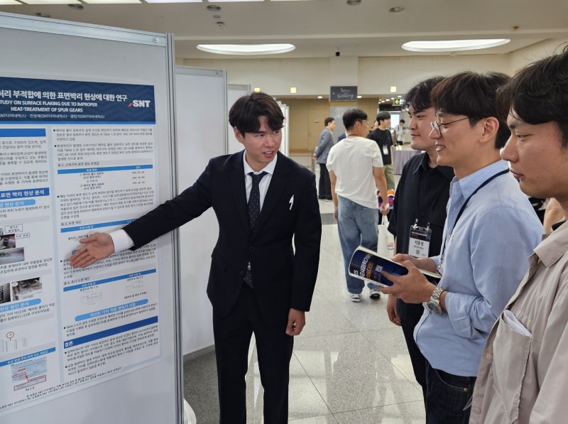 [창원=뉴시스] 강경국 기자 = 박성호 SNT다이내믹스 엔지니어(왼쪽)가 11일 한국온라인 바카라사이트 추천 종합학술대회에서 연구논문을 발표하고 있다. (사진=SNT다이내믹스 제공). 2025.06.12. photo@newsis.com *재판매 및 DB 금지